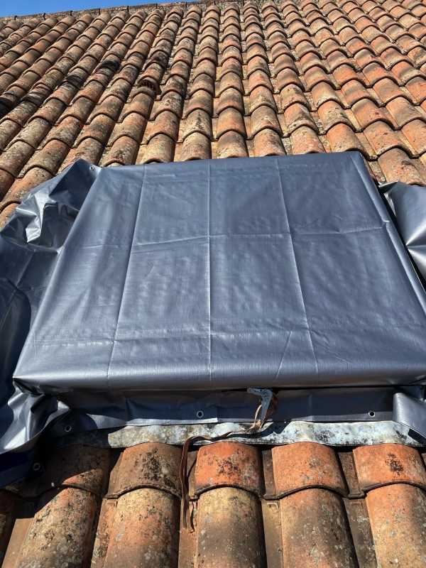 Travaux en urgence mise hors d eau et en sécurité d une toiture à Bormes les mimosas près du Lavandou 