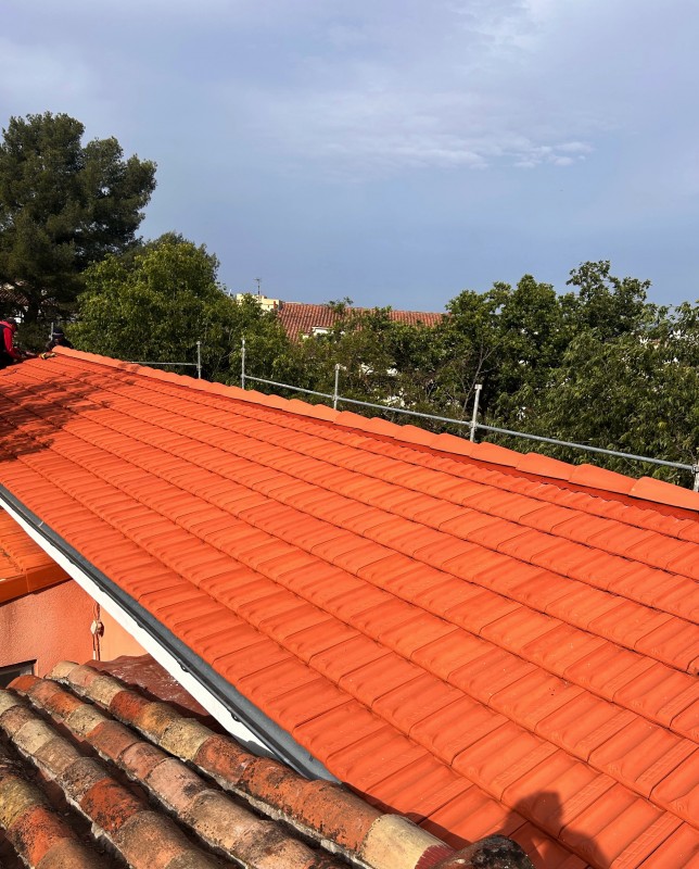 Rénovation d une toiture en tuiles canal a la Garde près de Toulon  par un artisan couvreur