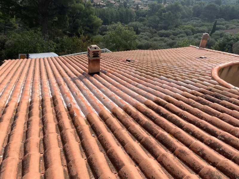 Nettoyage de toiture gouttières a Cavalaire près de la croix Valmer dans le golf de saint Tropez