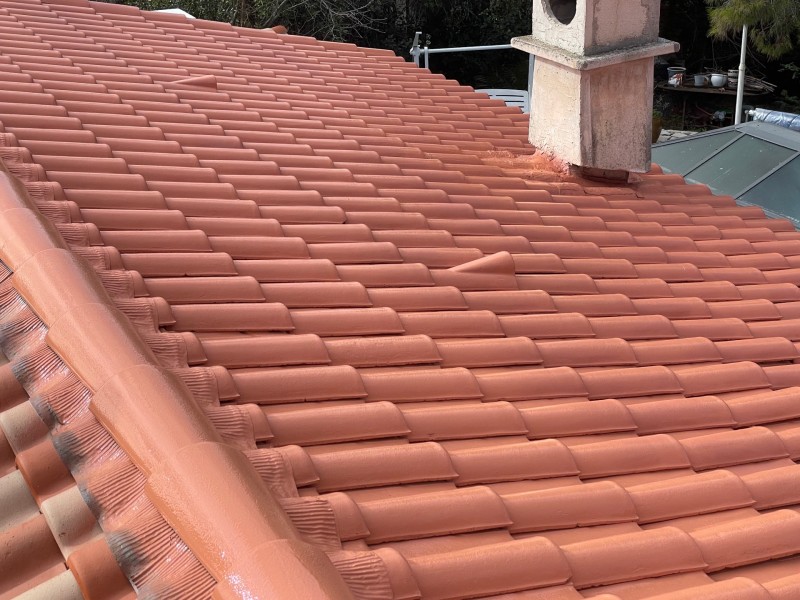 Nettoyage de toiture en tuiles avec hydrofuge incolore pour maison de 100 m2 au Pradet près de Carqueiranne