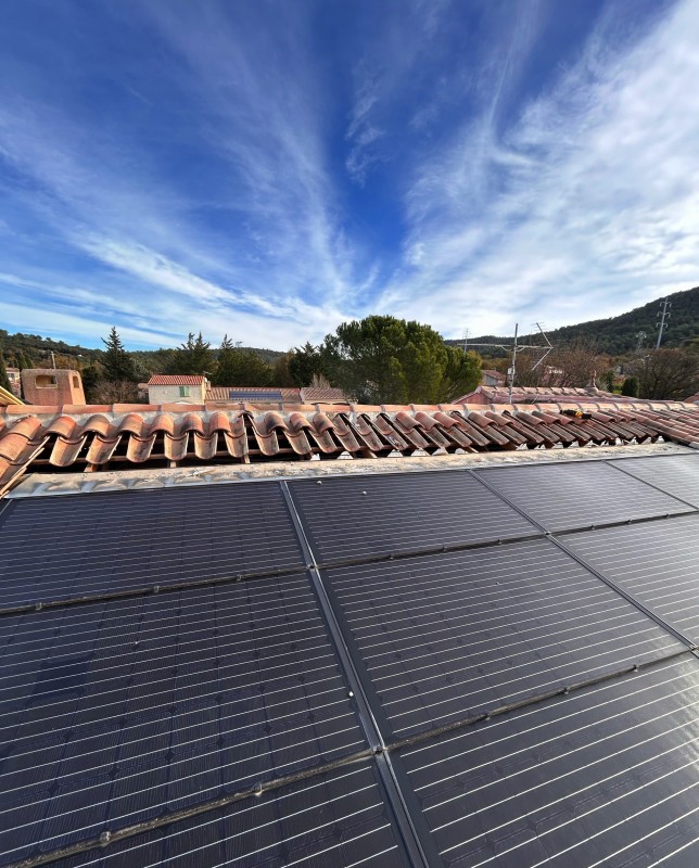 Nettoyer des panneaux solaires à Toulon dans le Var nécessite des précautions pour garantir leur bon fonctionnement et éviter tout dommage.