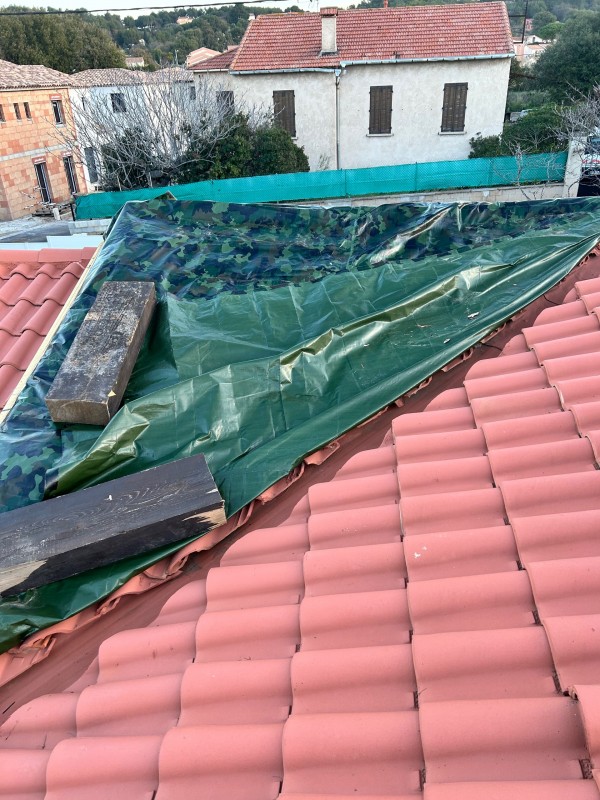 Pose d une bache sur toiture a Pierrefeu près de Cuers