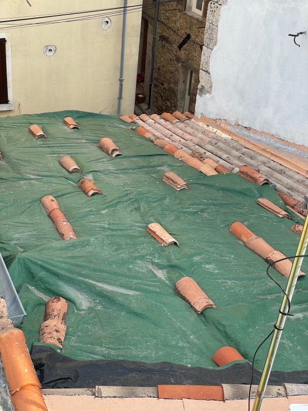 Pose de bache après intempérie a Toulon près de la Gardes