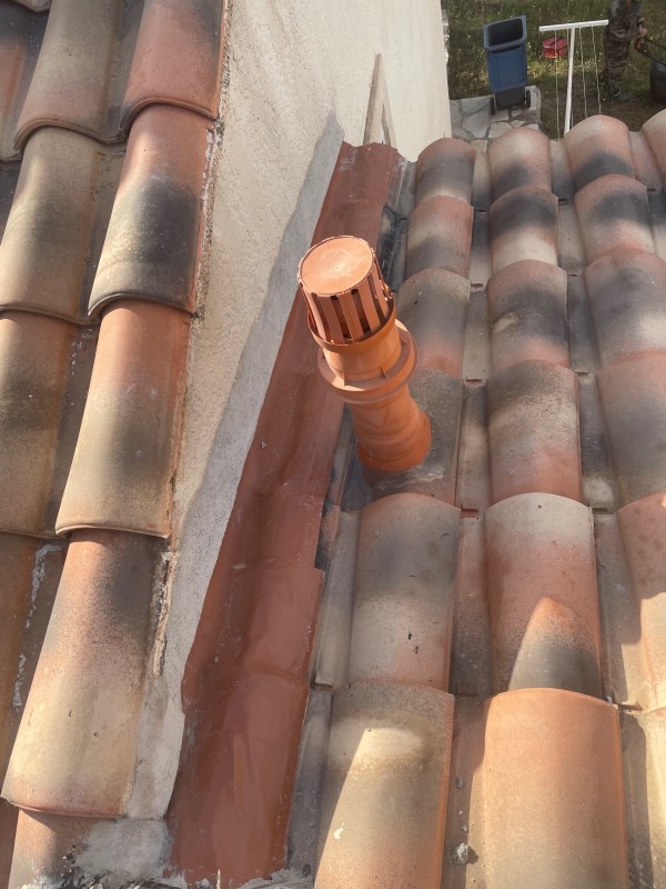 Recherche et réparation de fuites par un couvreur à Hyères