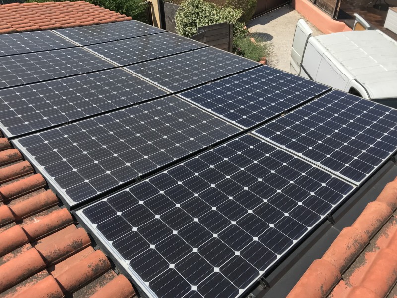 Nettoyage de panneaux solaire par un couvreur au Lavandou près de Bormes les Mimosas